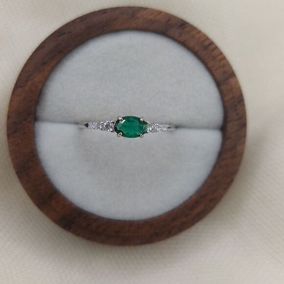 925 Sterling Silver Green Oval CZ ring - Picture 2 of 10